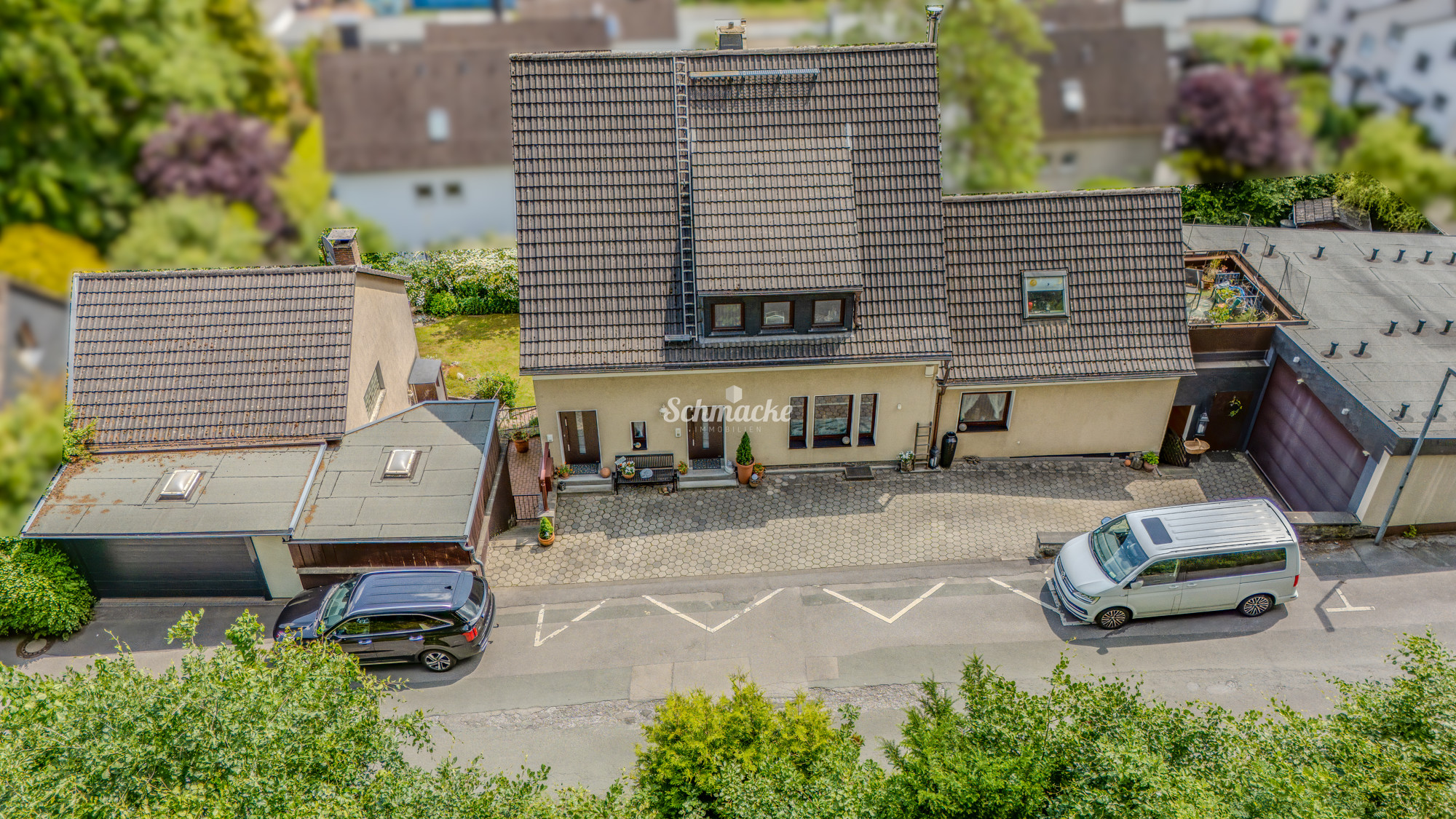 Mehrgenerationenhaus mit 3 Wohneinheiten, einer Büroeinheit und zwei großen Garagen für mehrere PKW, 58642 Iserlohn, Haus