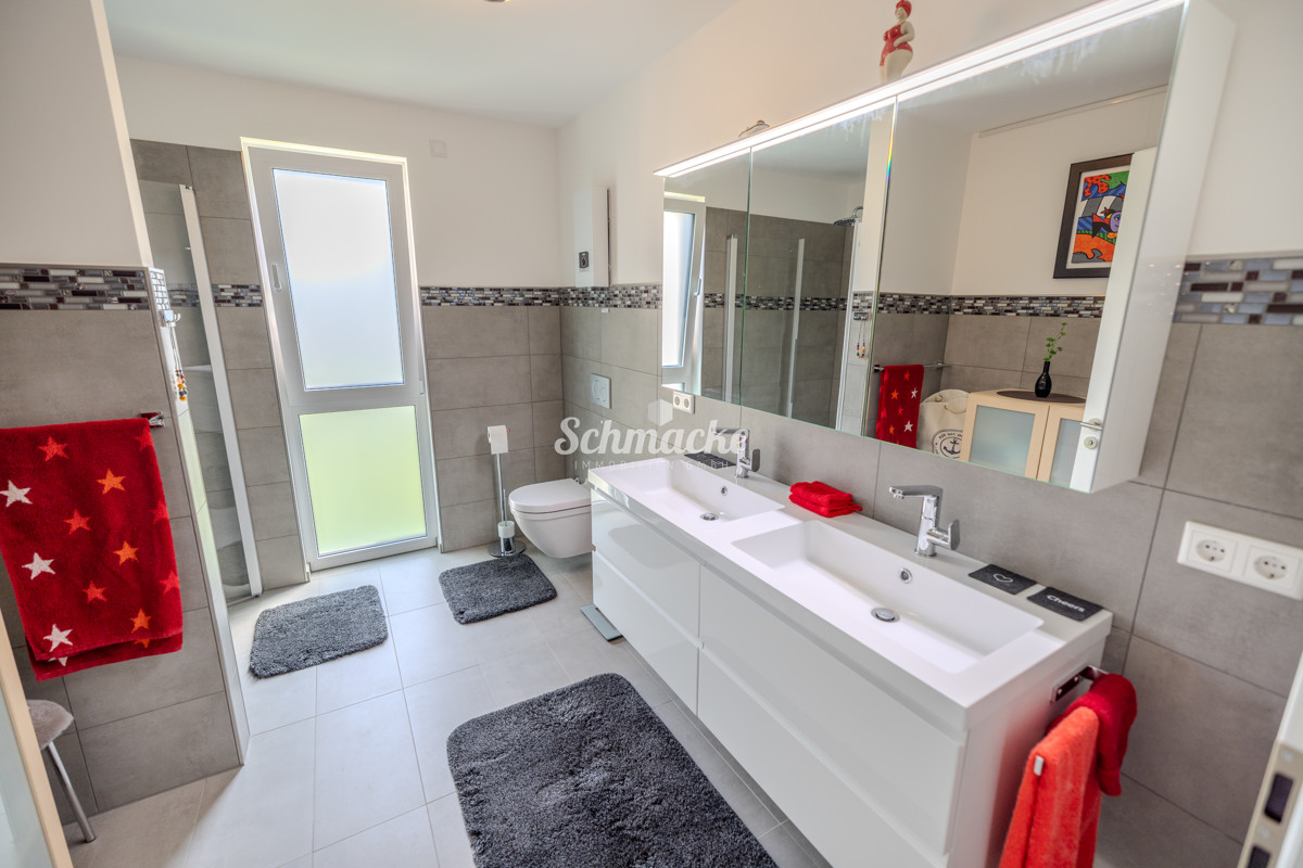 Barrierefreie Neubauwohnung mit Aufzug und schöner Loggia mit anschließendem Rasenstück, 58644 Iserlohn, Etagenwohnung