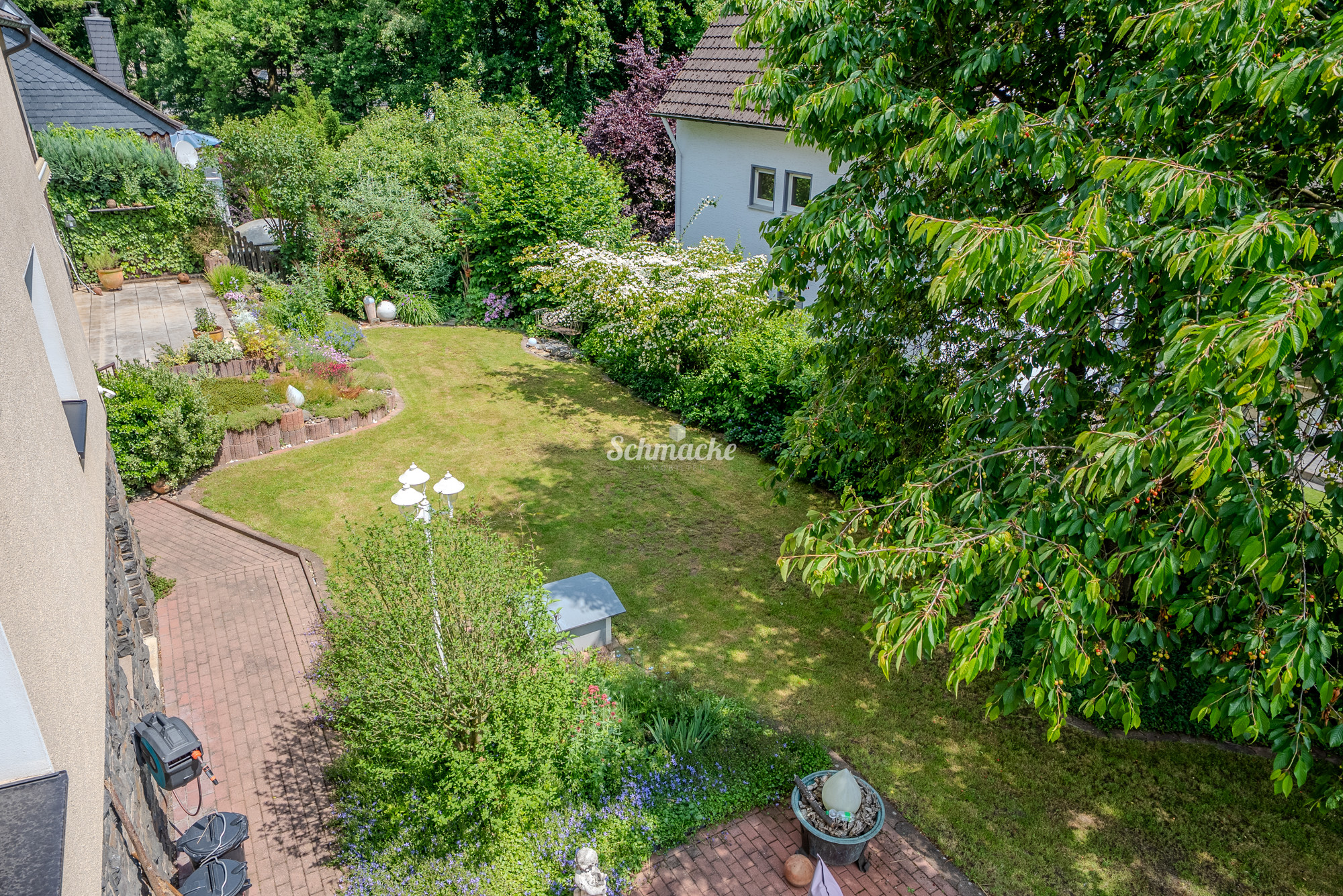 Mehrgenerationenhaus mit 3 Wohneinheiten, einer Büroeinheit und zwei großen Garagen für mehrere PKW, 58642 Iserlohn, Haus