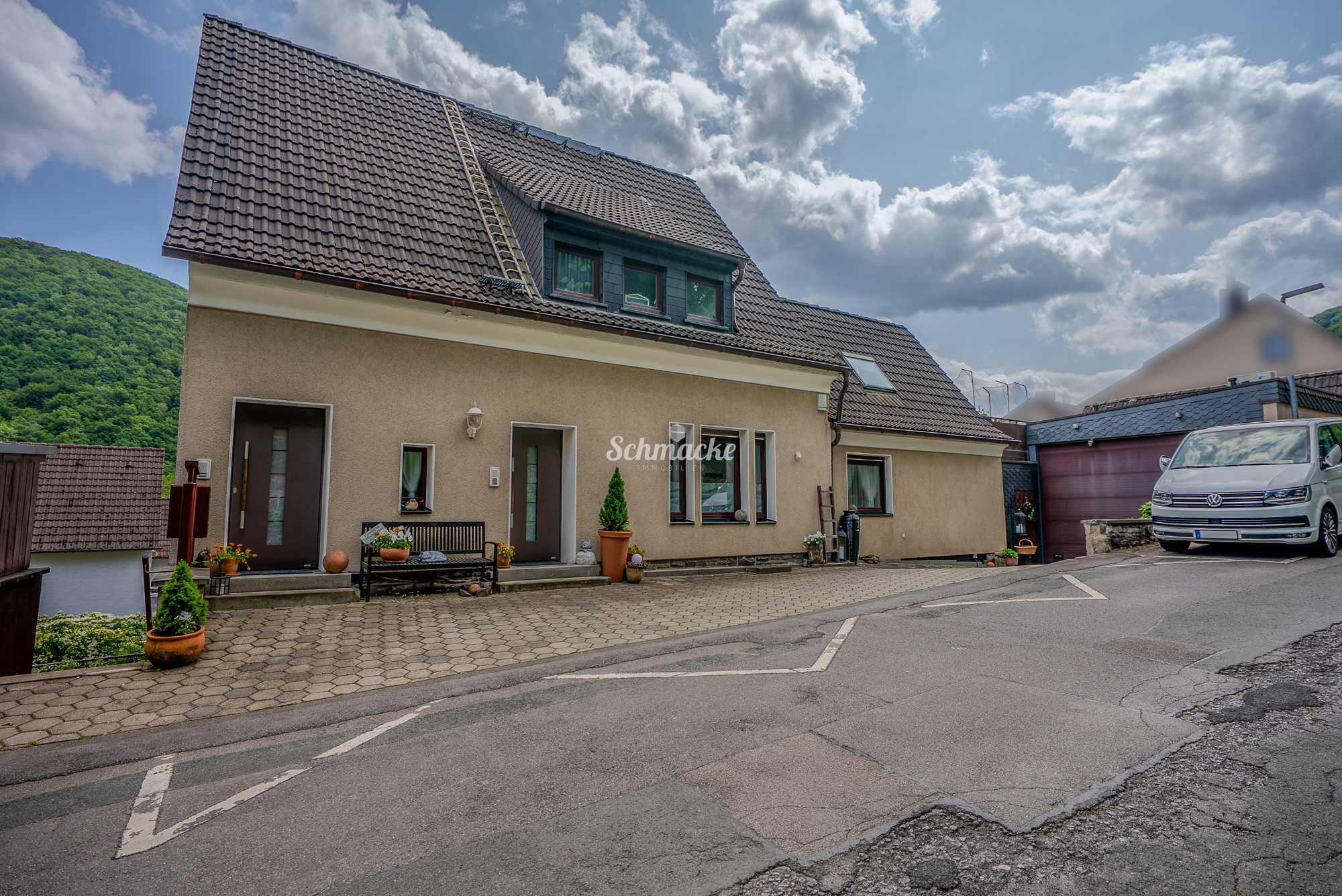 Mehrgenerationenhaus mit 3 Wohneinheiten, einer Büroeinheit und zwei großen Garagen für mehrere PKW, 58642 Iserlohn, Haus
